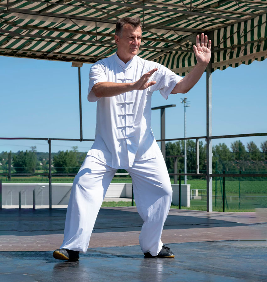Découvrez le Taiji Quan chez AMC WUSHU : une pratique douce et accessible pour cultiver bien-être, équilibre, énergie et sérénité, quel que soit votre niveau.